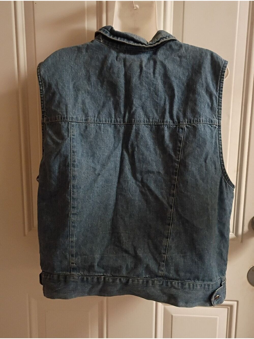 🌻 Denim Button-Up Vest with Floral Embroidery - Picture 7 of 9